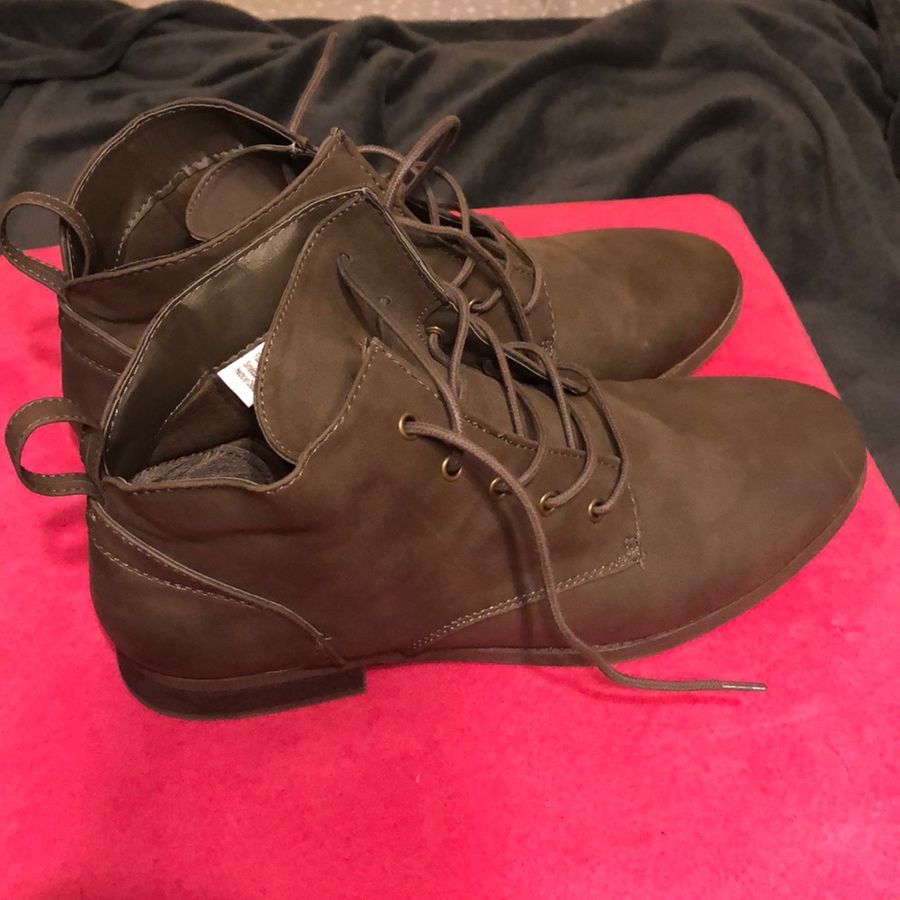 Cute, Brownish American Eagle booties